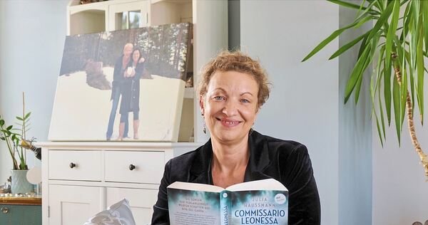 „Commissario Leonessa: Tod am Gardasee“: Das Schreiben ihres ersten Krimis hat Julia Haussmann geholfen, den Tod ihrer Mutter zu „Commissario Leonessa: Tod am Gardasee“: Das Schreiben ihres ersten Krimis hat Julia Haussmann geholfen, den Tod ihrer Mutter zu verarbeiten.