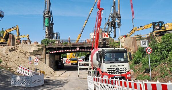 Mit schwerem Gerät wird an der Eisenbahnbrücke in der August-Bebel-Straße gearbeitet. Mit schwerem Gerät wird an der Eisenbahnbrücke in der August-Bebel-Straße gearbeitet.