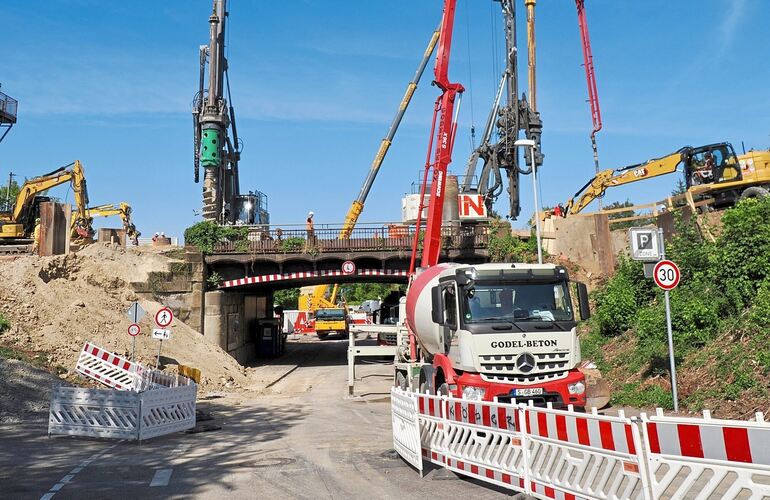 Mit schwerem Gerät wird an der Eisenbahnbrücke in der August-Bebel-Straße gearbeitet. Mit schwerem Gerät wird an der Eisenbahnbrücke in der August-Bebel-Straße gearbeitet.