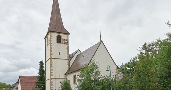 Ein Unbekannter hat in der Neckargröninger Martinskirche ein Hakenkreuz in eine Holzbank geritzt. Ein Unbekannter hat in der Neckargröninger Martinskirche ein Hakenkreuz in eine Holzbank geritzt.
