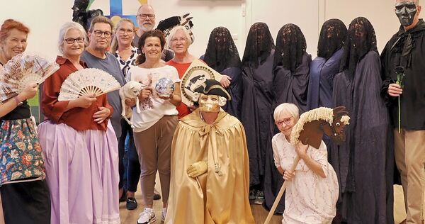 „Die schwarze Rose“, lautet der Titel des Stücks, das die Gruppe „Teatro Veneziano“ seit einigen Monaten einstudiert. „Die schwarze Rose“, lautet der Titel des Stücks, das die Gruppe „Teatro Veneziano“ seit einigen Monaten einstudiert.