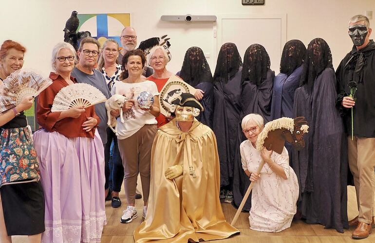 „Die schwarze Rose“, lautet der Titel des Stücks, das die Gruppe „Teatro Veneziano“ seit einigen Monaten einstudiert. „Die schwarze Rose“, lautet der Titel des Stücks, das die Gruppe „Teatro Veneziano“ seit einigen Monaten einstudiert.