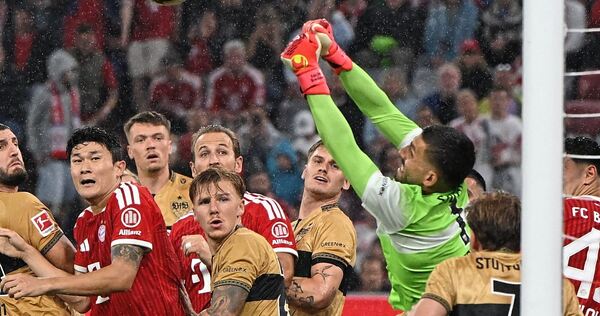 Fabian Bredlow (3. von rechts) hat gegen den FC Bayern alle Hände voll zu tun – und kassiert trotz einiger starker Paraden fünf Screenreader