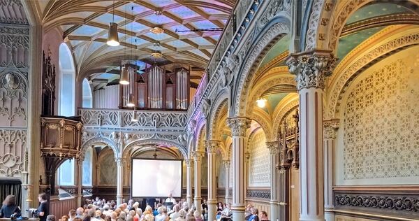 Gespannt auf den Wohlklang der neuen Königin-Katharina-Orgel: Die Kirche im Alten Schloss ist beim Einweihungskonzert mit Kay Jo Gespannt auf den Wohlklang der neuen Königin-Katharina-Orgel: Die Kirche im Alten Schloss ist beim Einweihungskonzert mit Kay Johannsen dicht besetzt.