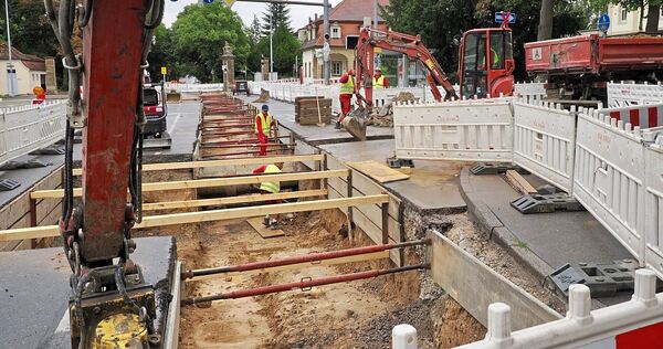 In der Schorndorfer Straße verlegen die Stadtwerke bis zum Ende der Ferien Fernwärmeleitungen. Hier geht es bis 18. September nu In der Schorndorfer Straße verlegen die Stadtwerke bis zum Ende der Ferien Fernwärmeleitungen. Hier geht es bis 18. September nur einspurig voran. Zum Krankenhaus geht es von einer Seite nur über die Neckar-, Robert-Koch- und Harteneckstraße.
