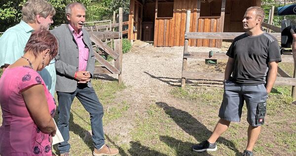Patrick Stellmach (rechts) setzt auf die Hilfe des Petitionsausschusses des Landtages – der CDU-Abgeordnete Konrad Epple ist ein Patrick Stellmach (rechts) setzt auf die Hilfe des Petitionsausschusses des Landtages – der CDU-Abgeordnete Konrad Epple ist eines der Mitglieder (3.v.l., neben dem einstigen Grünen-MdL Markus Rösler – und Unterstützung aus Vaihingen.