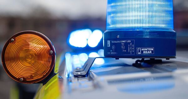 Ein Polizeifahrzeug mit eingeschaltetem Blaulicht. Ein Polizeifahrzeug mit eingeschaltetem Blaulicht.