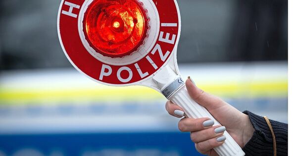 Eine Polizistin bei einer Verkehrskontrolle. Eine Polizistin bei einer Verkehrskontrolle.