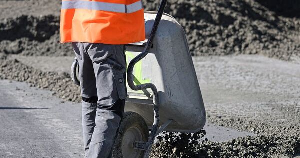 Keine professionelle Baufirma, wie auf dem Foto, sondern Betrüger waren in Enzweihingen und Mundelsheim unterwegs. Keine professionelle Baufirma, wie auf dem Foto, sondern Betrüger waren in Enzweihingen und Mundelsheim unterwegs.