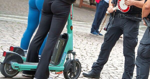 E-Scooter-Fahrerinnen werden von der Polizei kontrolliert. E-Scooter-Fahrerinnen werden von der Polizei kontrolliert.