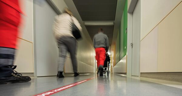 Eine Sepsis muss vor allem schnell behandelt werden, oft müssen Betroffene in die Notaufnahme eines Krankenhauses. Eine Sepsis muss vor allem schnell behandelt werden, oft müssen Betroffene in die Notaufnahme eines Krankenhauses.