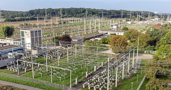 Das Umspannwerk Hoheneck ist einer der wichtigsten Knotenpunkte im südwestdeutschen Stromnetz. Das Umspannwerk Hoheneck ist einer der wichtigsten Knotenpunkte im südwestdeutschen Stromnetz.