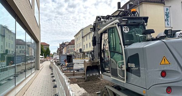 Die Schillerstraße ist eine von Ludwigsburgs Dauerbaustellen. Das Foto zeigt den Abschnitt vor dem Biomarkt Alnatura. Aktuell wi Die Schillerstraße ist eine von Ludwigsburgs Dauerbaustellen. Das Foto zeigt den Abschnitt vor dem Biomarkt Alnatura. Aktuell wird auch im Schillerdurchlass gebaut.