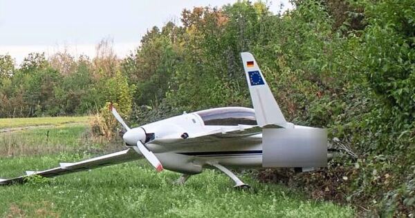 Unfreiwillig viel Bodenhaftung: Das Kleinflugzeug kam hinter der Startbahn in einem Gebüsch zum Stehen. Unfreiwillig viel Bodenhaftung: Das Kleinflugzeug kam hinter der Startbahn in einem Gebüsch zum Stehen.