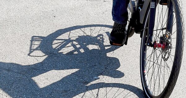 Ein Pedelec-Fahrer stürtze bei Möglingen vom Rad. Ein Pedelec-Fahrer stürtze bei Möglingen vom Rad.