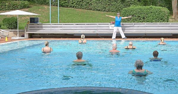 Sportlich geht es im Freizeitbad vor allem bei den Kursen zu, die außerhalb der öffentlichen Badezeiten stattfinden. Sportlich geht es im Freizeitbad vor allem bei den Kursen zu, die außerhalb der öffentlichen Badezeiten stattfinden.