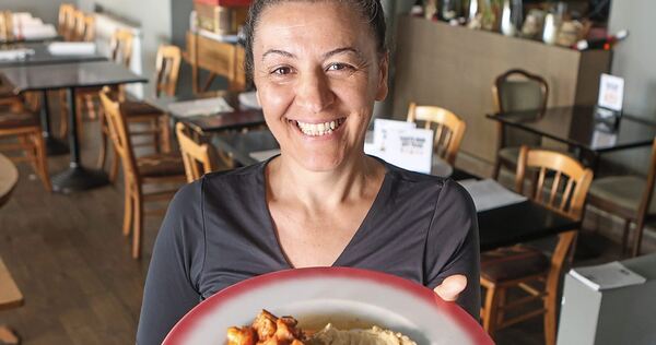 Meral Kars kredenzt ihren Gästen im „Reina Grillhaus“ in Ludwigsburg Speisen der türkischen Küche. Meral Kars kredenzt ihren Gästen im „Reina Grillhaus“ in Ludwigsburg Speisen der türkischen Küche.
