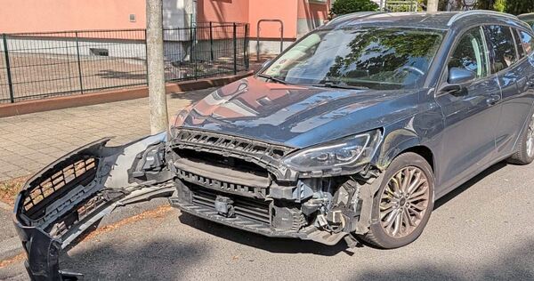 Böse Überraschung: Nach der Rückkehr aus dem Urlaub fand die Familie ihr Auto als Totalschaden wieder. Böse Überraschung: Nach der Rückkehr aus dem Urlaub fand die Familie ihr Auto als Totalschaden wieder.