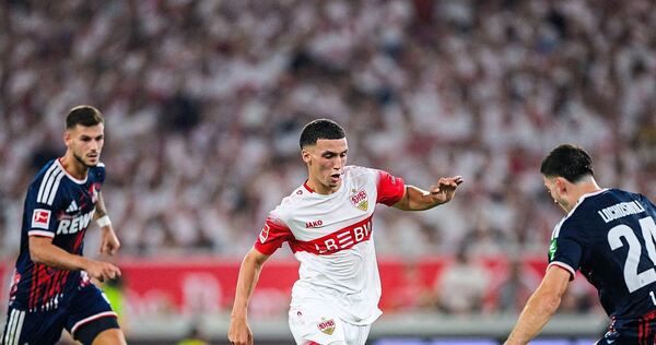 Glänzend aufgelegt: Stuttgarts Bilal El Khannouss (Mitte) nimmt es mit zwei Kölner Gegenspielern auf. Foto: Tom Weller/dpa Glänzend aufgelegt: Stuttgarts Bilal El Khannouss (Mitte) nimmt es mit zwei Kölner Gegenspielern auf.