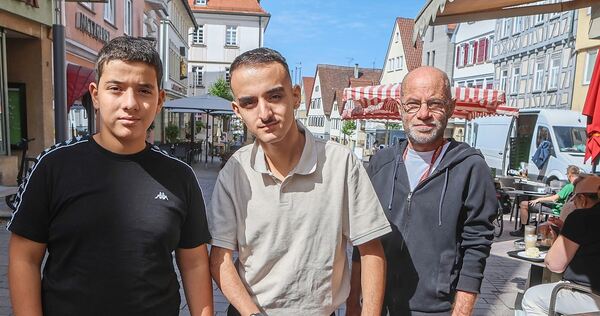 Aziz Soya (Mitte) erhält nicht nur von seinem Rollator Hilfestellung. Bruder Mahmut und sein ehemaliger Lehrer Jens Frölich setz Aziz Soya (Mitte) erhält nicht nur von seinem Rollator Hilfestellung. Bruder Mahmut und sein ehemaliger Lehrer Jens Frölich setzen sich für den Schüler ein.