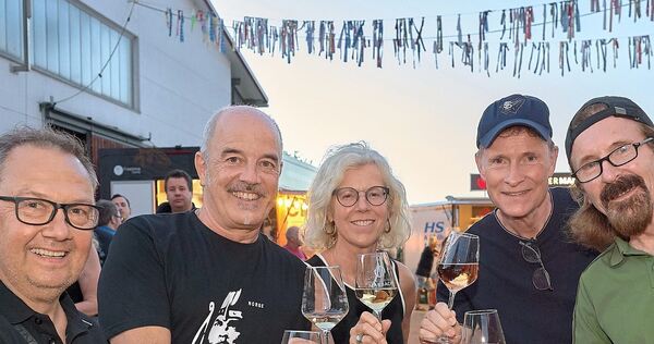 Anstoßen auf das Kelterfest. Bei immer noch sommerlichen Temperaturen stehen Weißwein und Rosé hoch im Kurs. Anstoßen auf das Kelterfest. Bei immer noch sommerlichen Temperaturen stehen Weißwein und Rosé hoch im Kurs.