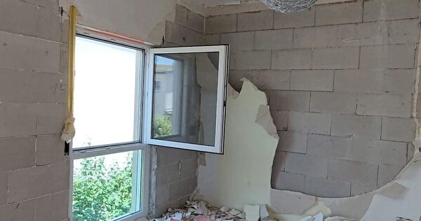 Das Zimmer der Tochter mussten die Handwerker noch einmal komplett richten. Über die Wand hatte sich ein riesiger Riss gezogen. Das Zimmer der Tochter mussten die Handwerker noch einmal komplett richten. Über die Wand hatte sich ein riesiger Riss gezogen.