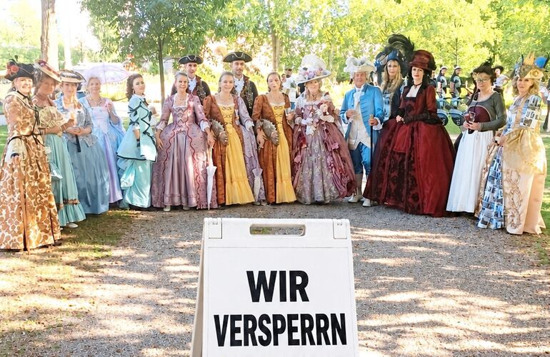 Gegen die Begründung für die neue Eintrittsregel haben Mitglieder einer Kostümgruppe am Samstag im Blüba protestiert. Gegen die Begründung für die neue Eintrittsregel haben Mitglieder einer Kostümgruppe am Samstag im Blüba protestiert.