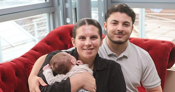 Sie halten ihr Glück in den Händen: Rosemarie Lehmann und Mohammad Aljahmani sind Eltern eines Mädchens geworden, ohne zuvor von Sie halten ihr Glück in den Händen: Rosemarie Lehmann und Mohammad Aljahmani sind Eltern eines Mädchens geworden, ohne zuvor von der Schwangerschaft gewusst zu haben.
