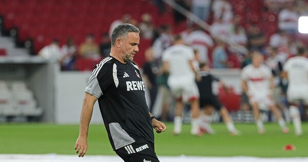 In der Fußball-Bundesliga angekommen: Co-Trainer Evangelos Sbonias spielt beim Aufwärmprogramm des 1. FC Köln in der Stuttgarter Screenreader