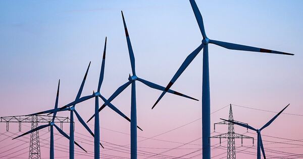 Windräder drehen sich vor dem Abendhimmel – im Kreis Ludwigsburg lässt die Energiewende allerdings weiter auf sich warten. Windräder drehen sich vor dem Abendhimmel – im Kreis Ludwigsburg lässt die Energiewende allerdings weiter auf sich warten.