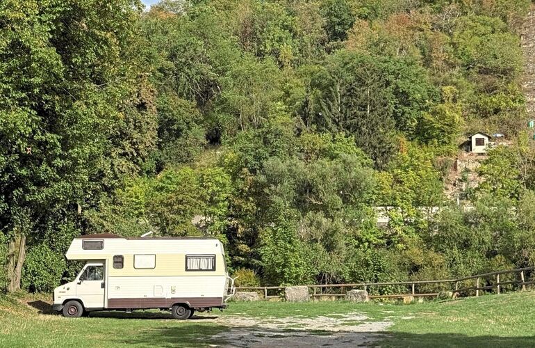 Die Parkplätze am Neckar nahe des Ludwigsburger Freibads werden immer wieder von Wohnmobilen angesteuert. Das ist erlaubt, solan Die Parkplätze am Neckar nahe des Ludwigsburger Freibads werden immer wieder von Wohnmobilen angesteuert. Das ist erlaubt, solange dort niemand übernachtet.