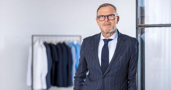 Erweitert das Produktsortiment permanent, treibt die Internationalisierung voran und stärkt die Sichtbarkeit der Marke: Mark Bez Erweitert das Produktsortiment permanent, treibt die Internationalisierung voran und stärkt die Sichtbarkeit der Marke: Mark Bezner, seit 1990 geschäftsführender Gesellschafter in dritter Generation.