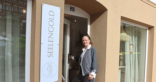 Petra Kohfink vor ihren neuen Räumen in der Kirchstraße 31: Die Boutique-Inhaberin fühlt sich wohl in Besigheim. Petra Kohfink vor ihren neuen Räumen in der Kirchstraße 31: Die Boutique-Inhaberin fühlt sich wohl in Besigheim.