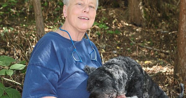 Tierheimleiterin Ursula Gericke mit ihrem Hund Oskar. Mit viel Liebe hat sie den verhaltensauffälligen Hund wieder an Menschen g Tierheimleiterin Ursula Gericke mit ihrem Hund Oskar. Mit viel Liebe hat sie den verhaltensauffälligen Hund wieder an Menschen gewöhnt.