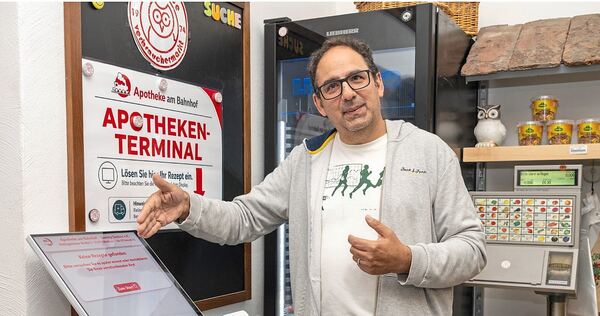 Apotheker Sammy Dadour vor dem Terminal im Euli-Markt. Hier können Kunden aus Rielingshausen Medikamente ordern. Apotheker Sammy Dadour vor dem Terminal im Euli-Markt. Hier können Kunden aus Rielingshausen Medikamente ordern.