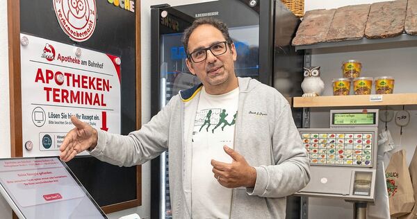Apotheker Sammy Dadour vor dem Terminal im Euli-Markt in Rielingshausen. Apotheker Sammy Dadour vor dem Terminal im Euli-Markt in Rielingshausen.