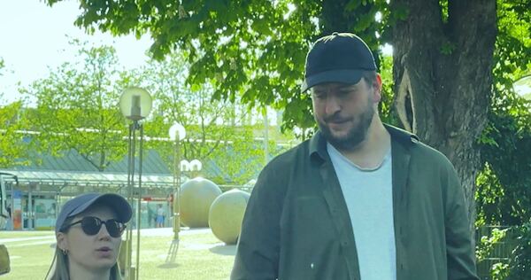 Kevin Franz und seine Schauspielkollegin schlendern in einer Filmszene am Ludwigsburger Bahnhof entlang. Kevin Franz und seine Schauspielkollegin schlendern in einer Filmszene am Ludwigsburger Bahnhof entlang.