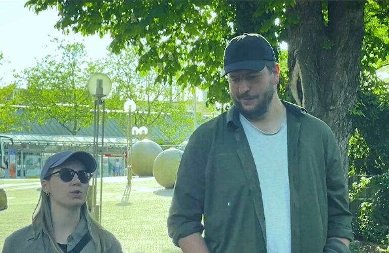 Kevin Franz und seine Schauspielkollegin schlendern in einer Filmszene am Ludwigsburger Bahnhof entlang. Kevin Franz und seine Schauspielkollegin schlendern in einer Filmszene am Ludwigsburger Bahnhof entlang.