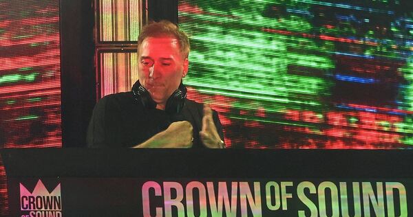 Paul van Dyk auf der Bühne im Schlosshof. Paul van Dyk auf der Bühne im Schlosshof.