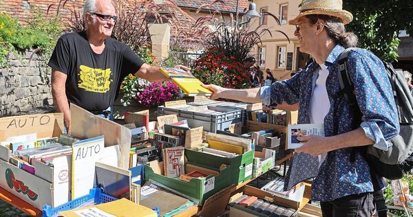 Mancher literarische Schatz wechselt den Besitzer, aber viele Kisten müssen auch wieder nach Hause geschleppt werden. Mancher literarische Schatz wechselt den Besitzer, aber viele Kisten müssen auch wieder nach Hause geschleppt werden.
