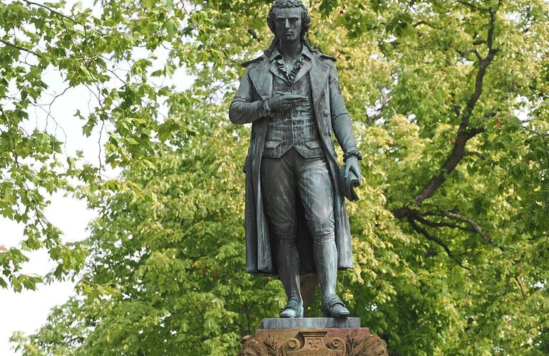 Die Schillerstatue auf der Marbacher Schillerhöhe. Die Schillerstatue auf der Marbacher Schillerhöhe.