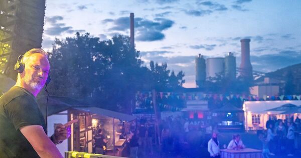 Bei „Winzerbeatz – The Sound of Taste“ an der Walheimer Neckarwiese sorgen blau-violettes Licht und DJs für eine surreale Atmosp Bei „Winzerbeatz – The Sound of Taste“ an der Walheimer Neckarwiese sorgen blau-violettes Licht und DJs für eine surreale Atmosphäre.