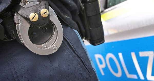 Die Polizei nimmt den Mann in Ludwigsburg fest. Die Polizei nimmt den Mann in Ludwigsburg fest.