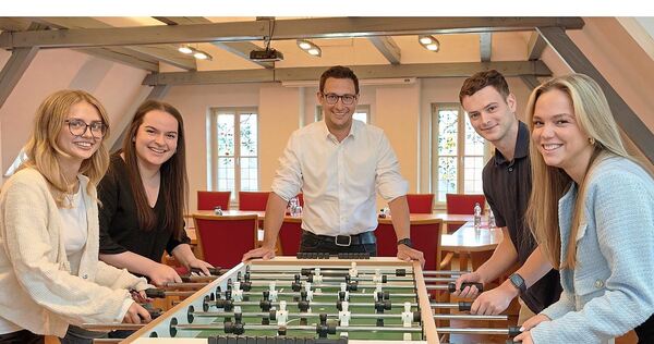 Verstehen sich gut: Alina Griesinger, Sofia Bellantoni, Bürgermeister Christoph Herre, Kämmerer Jakob Mönch und Chiara Frischkne Verstehen sich gut: Alina Griesinger, Sofia Bellantoni, Bürgermeister Christoph Herre, Kämmerer Jakob Mönch und Chiara Frischknecht.