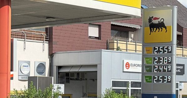 Schmerzhafter Blick auf die Preistafel: Am Montagmittag kostet Diesel an einer Tankstelle in Ludwigsburg 2,55 Euro pro Liter, Su Schmerzhafter Blick auf die Preistafel: Am Montagmittag kostet Diesel an einer Tankstelle in Ludwigsburg 2,55 Euro pro Liter, Super E10 2,38 Euro.