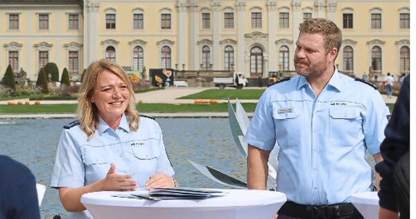 Cornelia Otterbein (links) und Chris Hellerich (rechts) geben Tipps für den Schulweg. Cornelia Otterbein (links) und Chris Hellerich (rechts) geben Tipps für den Schulweg.