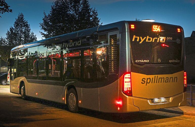 Gerade nachts kann sich die Fahrt im Bus oder das Stehen an der Haltestelle schon einmal unsicher anfühlen. Gerade nachts kann sich die Fahrt im Bus oder das Stehen an der Haltestelle schon einmal unsicher anfühlen.