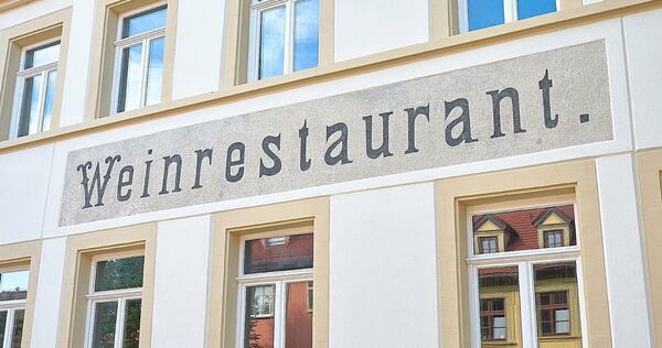 Der Schriftzug wurde freigelegt und restauriert. Er schlägt einen Bogen in die Vergangenheit. Der Schriftzug wurde freigelegt und restauriert. Er schlägt einen Bogen in die Vergangenheit.