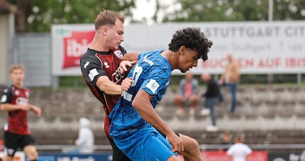 SGV-Talent Renas Colpan (vorne) versucht, Ingolstadts Petar Istuk zu entwischen. Scrrenreader
