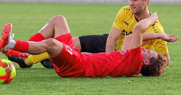 Erlitt am Freitag beim Gastspiel in Leonberg-Eltingen eine Meniskusverletzung: Löchgaus Jan Sonntag (vorne). Erlitt am Freitag beim Gastspiel in Leonberg-Eltingen eine Meniskusverletzung: Löchgaus Jan Sonntag (vorne).